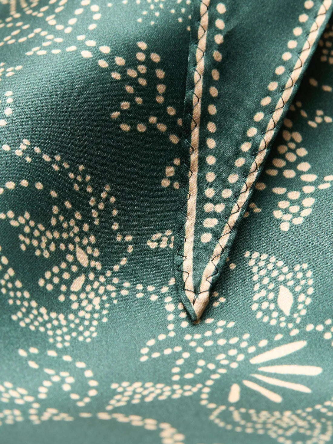 Dotted Flora Diamond scarf in Topiary green