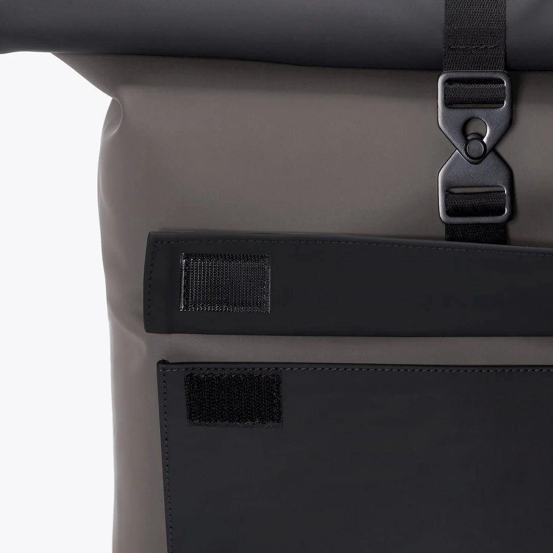 Jasper Medium in Black-Dark Grey