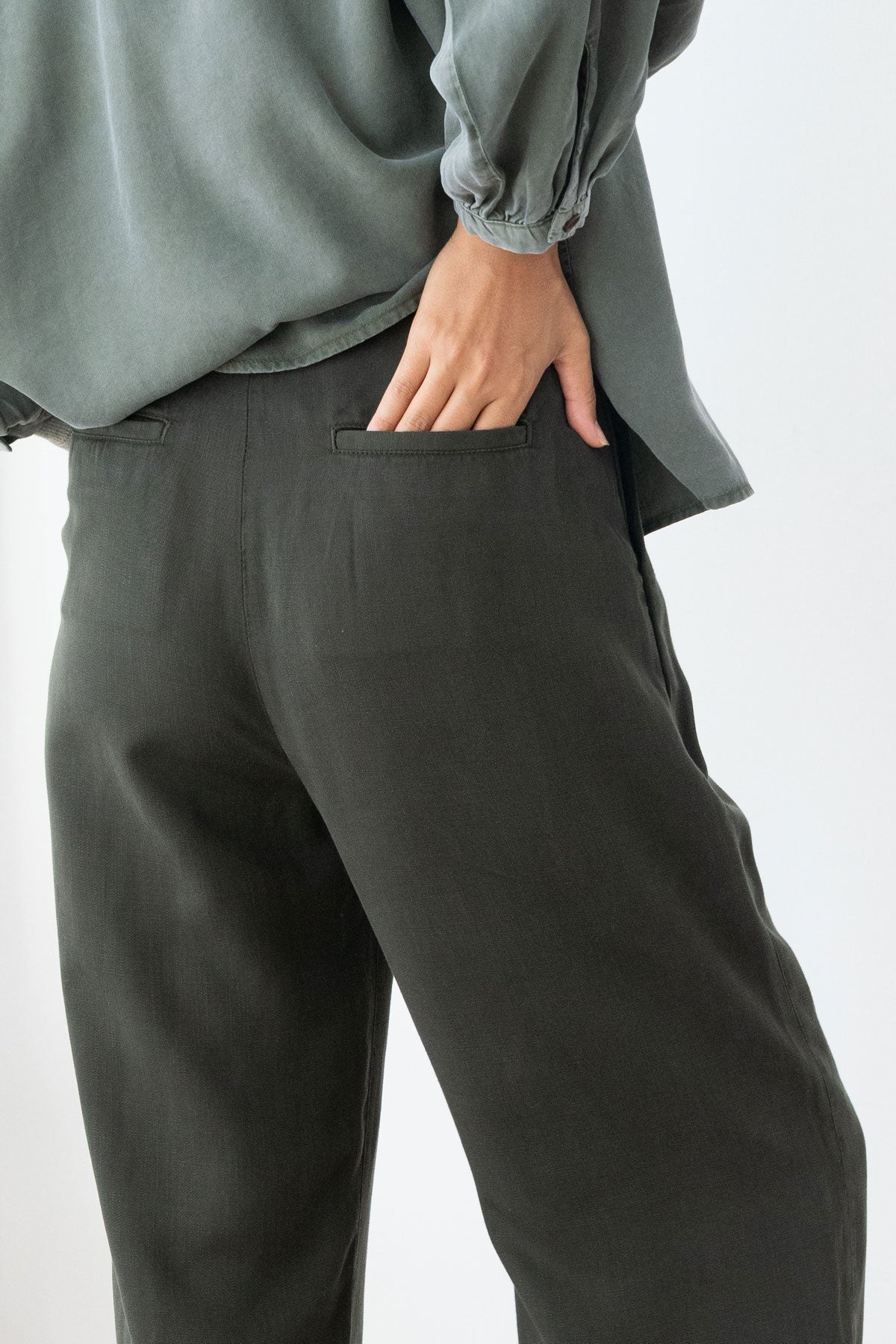 Mesquida Trousers in Dark Green