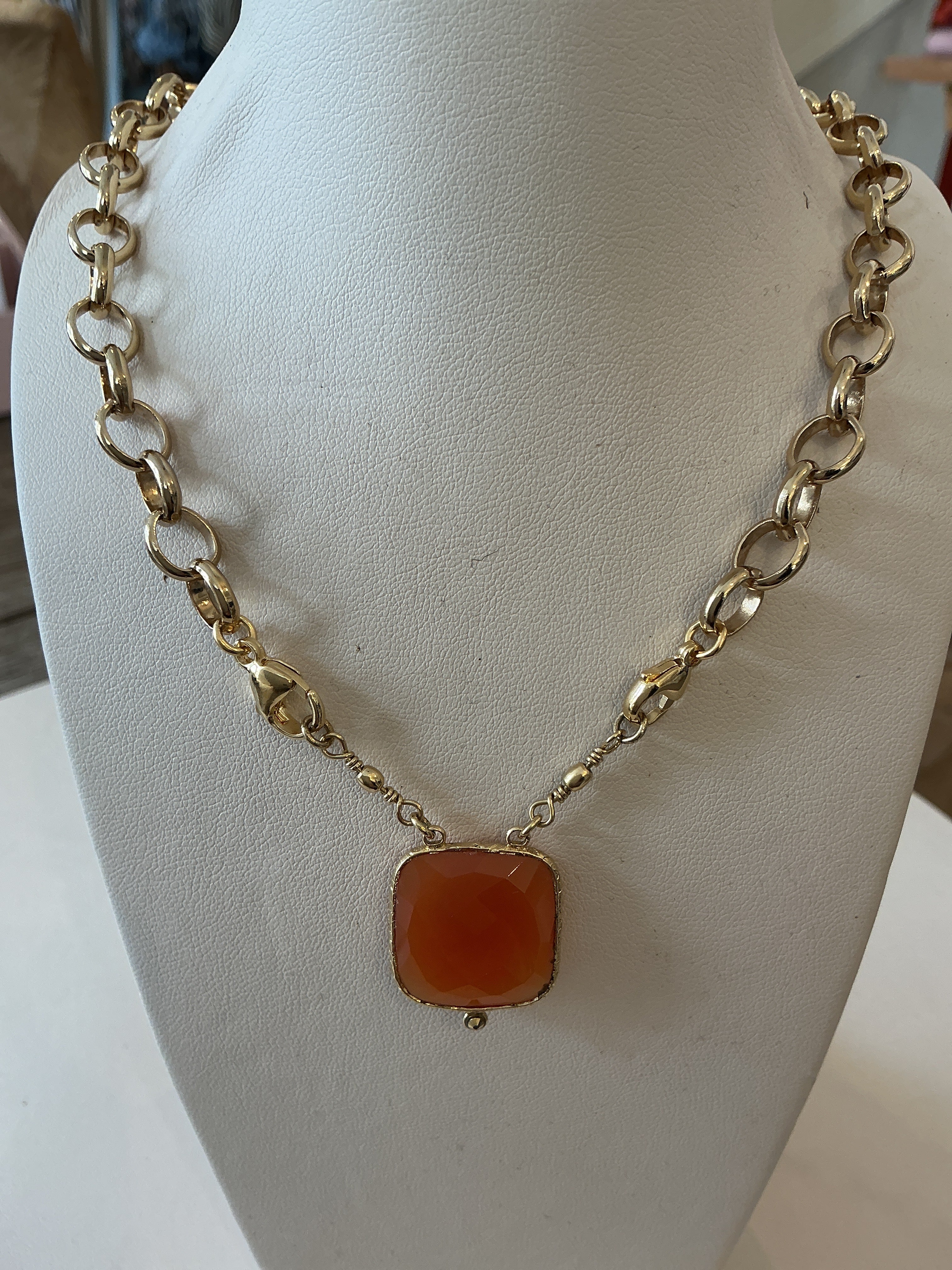 Collier Billy necklace with orange pendant