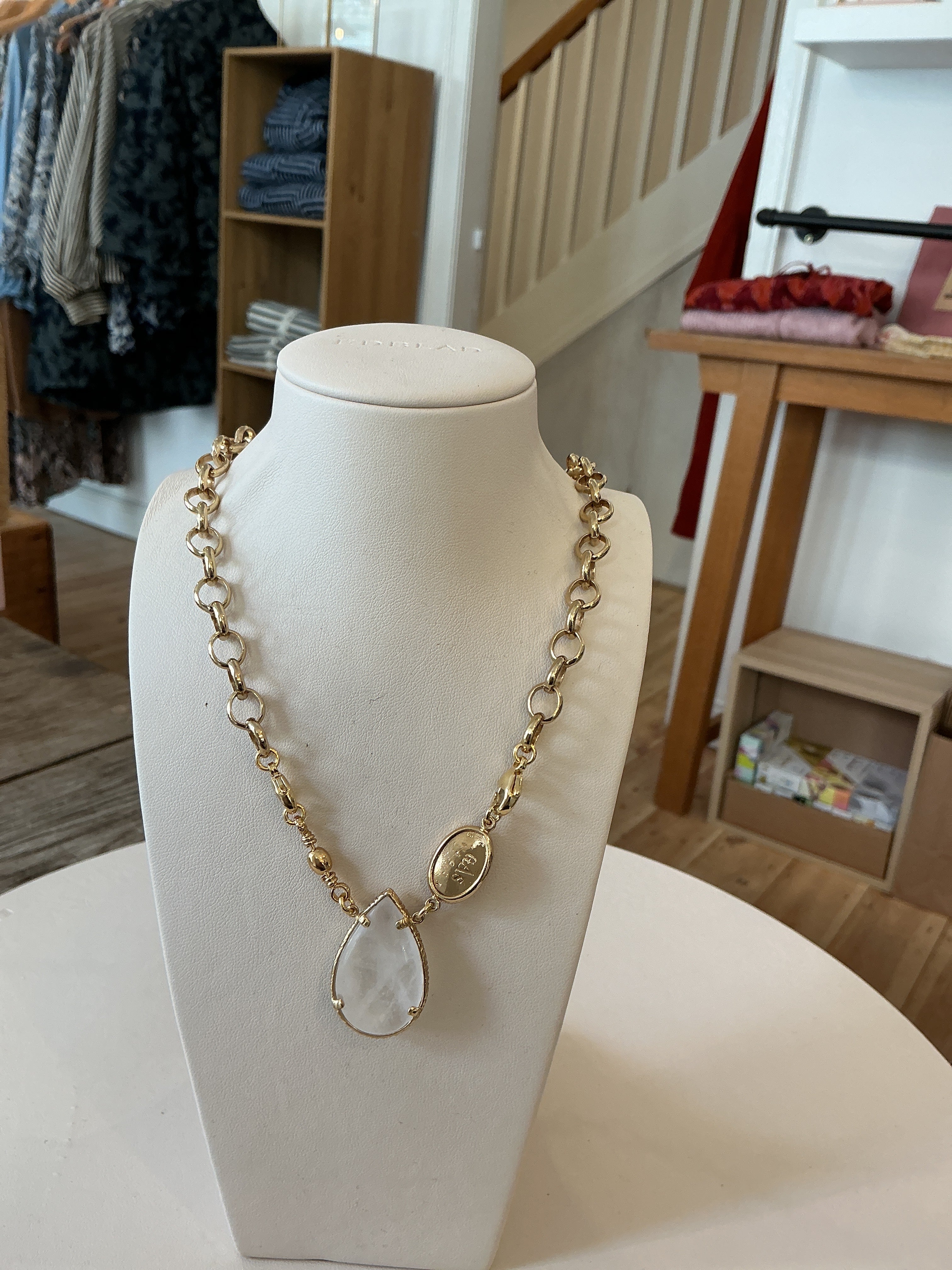 Collier Billy necklace with white pendant