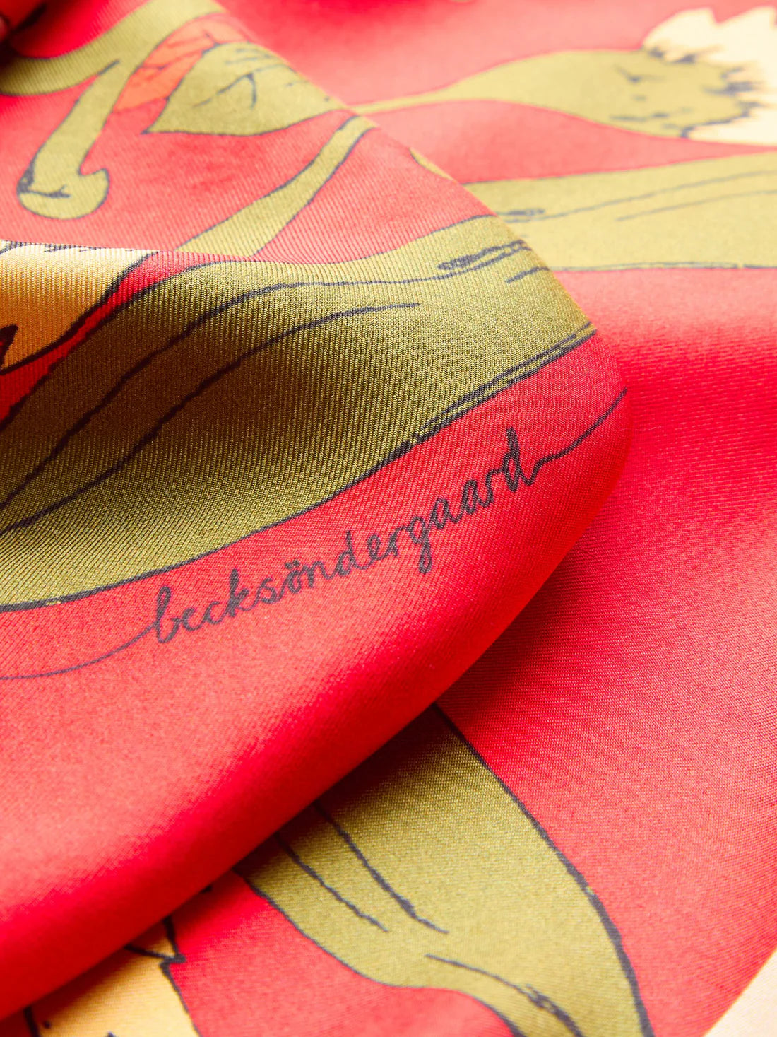 Magna flower Sia scarf in Adrenaline red