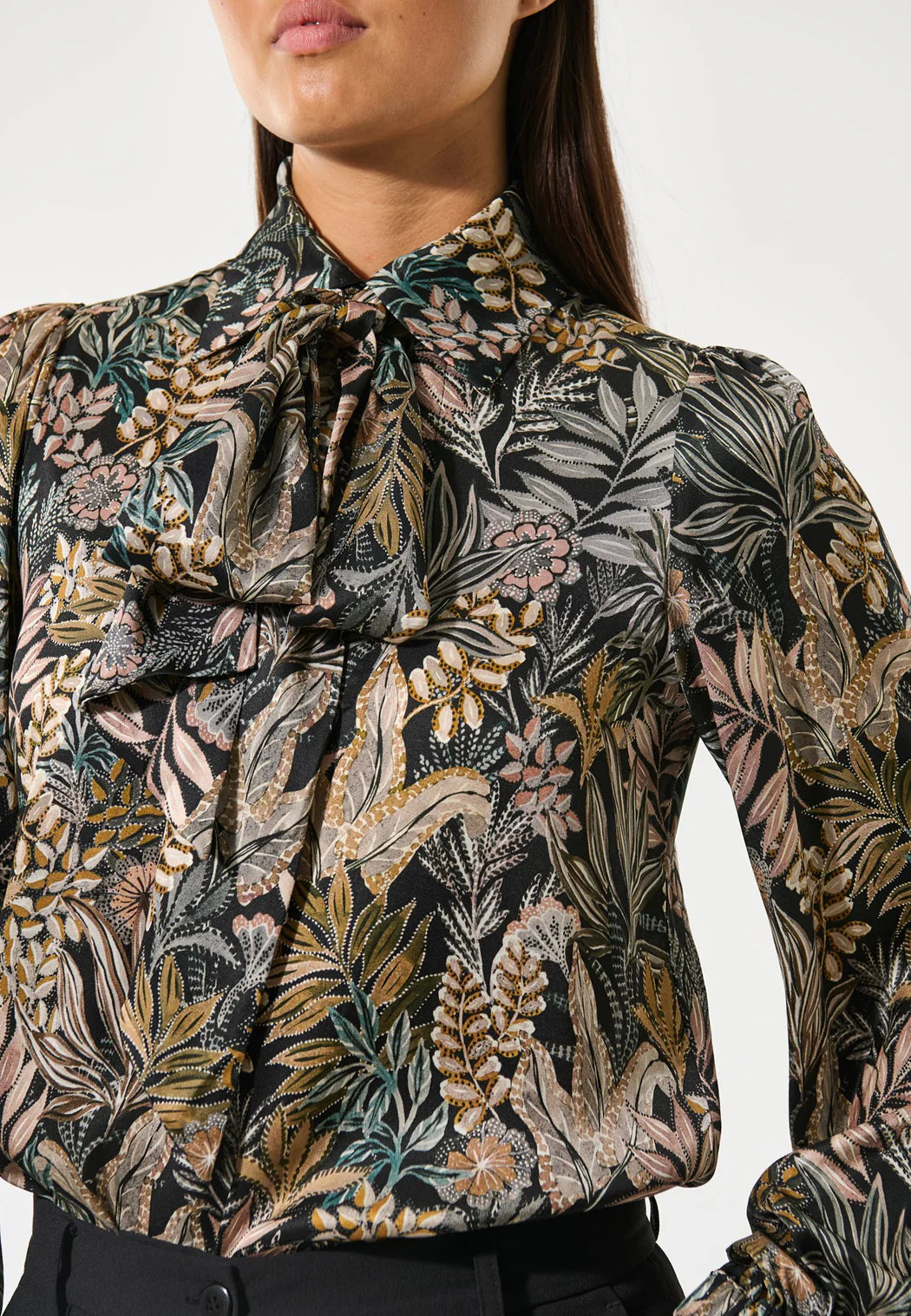 KIKKIDea 100% Silk Blouse in Sencha black