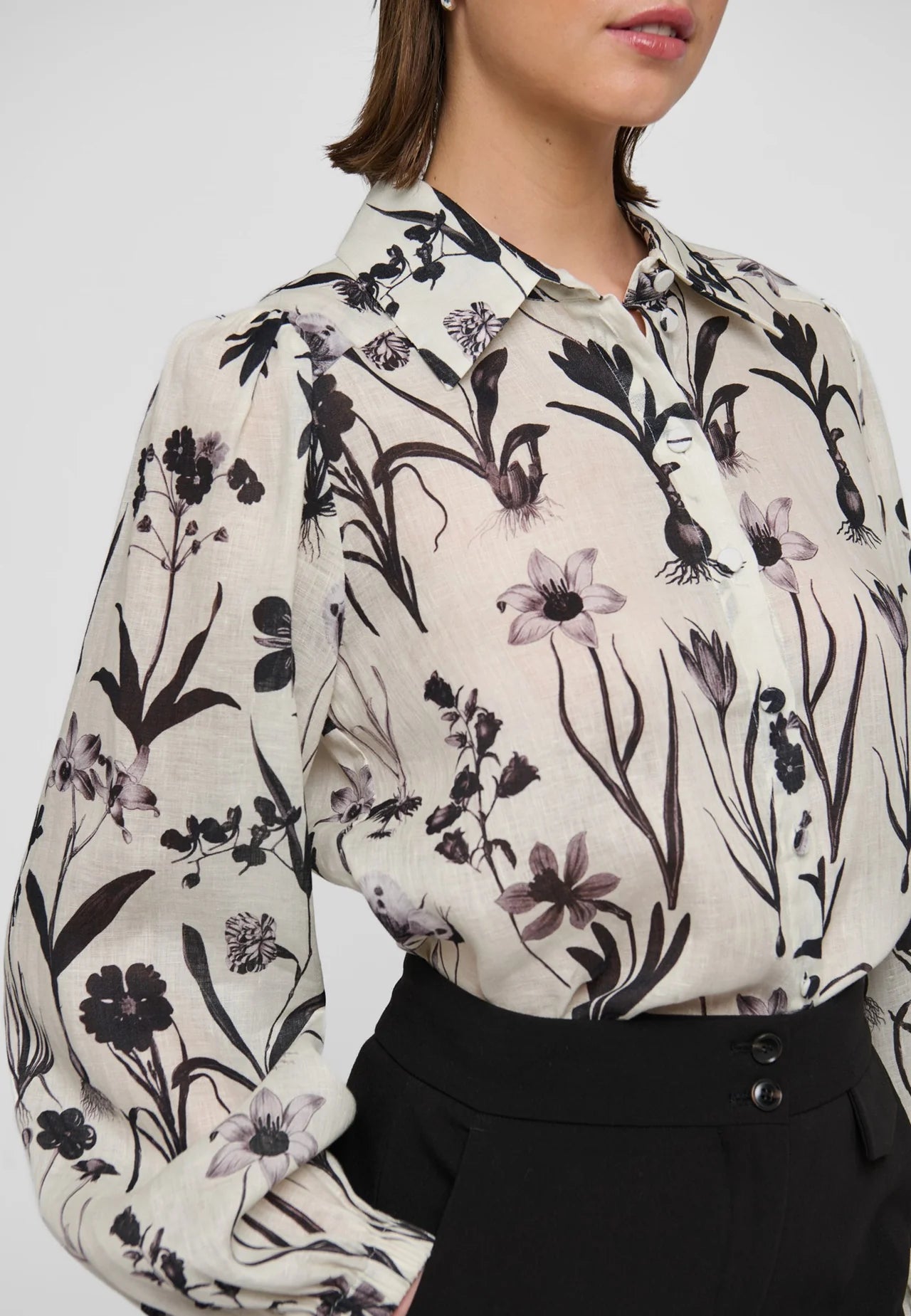 100% Linen Sioma Blouse in Flower Seeds