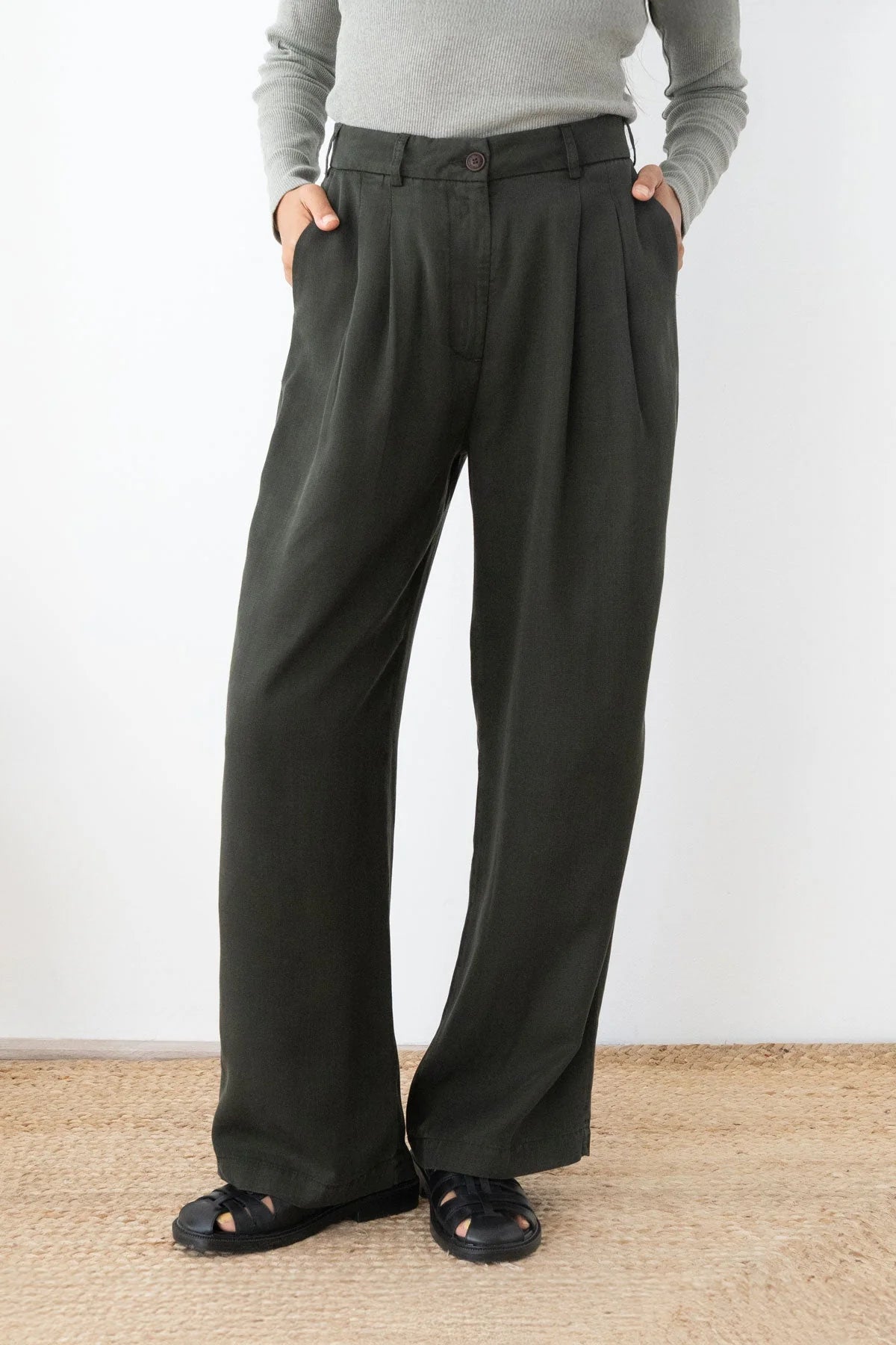 Mesquida Trousers in Dark Green