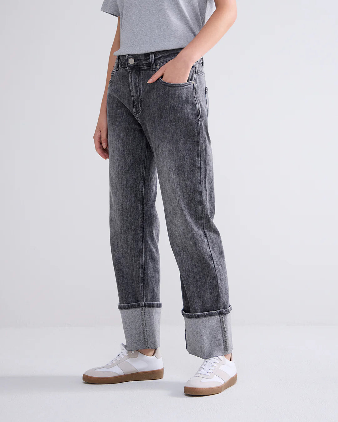 Charcoal 5 pocket jeans with straight legs